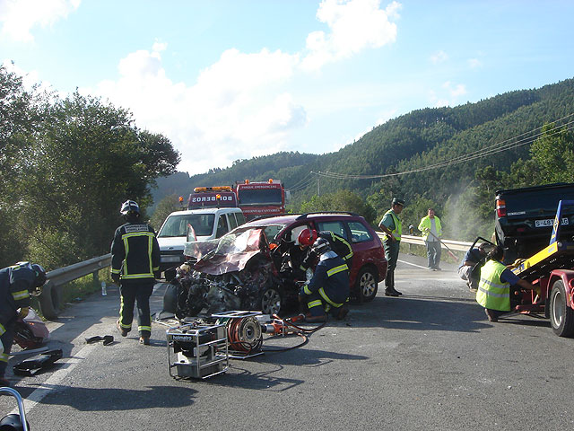 bomberoa actuando en un accidente de carretera