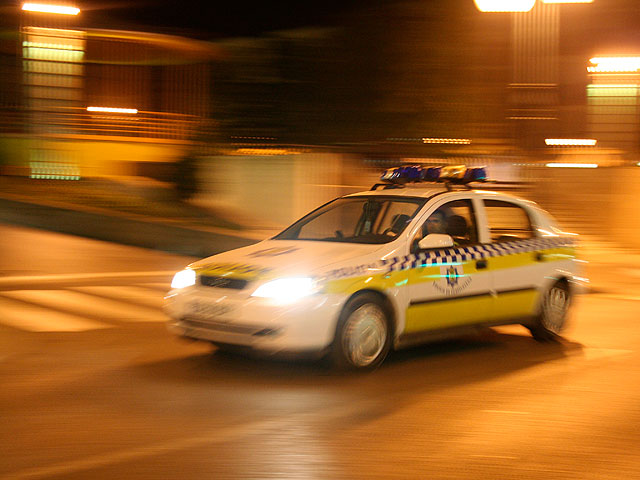 coche de policia municipal, noche