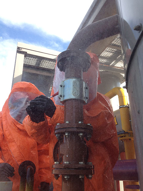 dos personas con trajes de prpotección en una empresa química