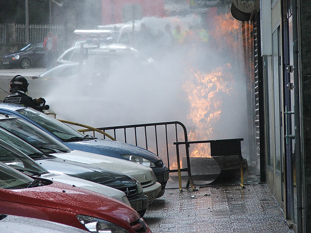 bombero apagando un incendio, humo, llamas